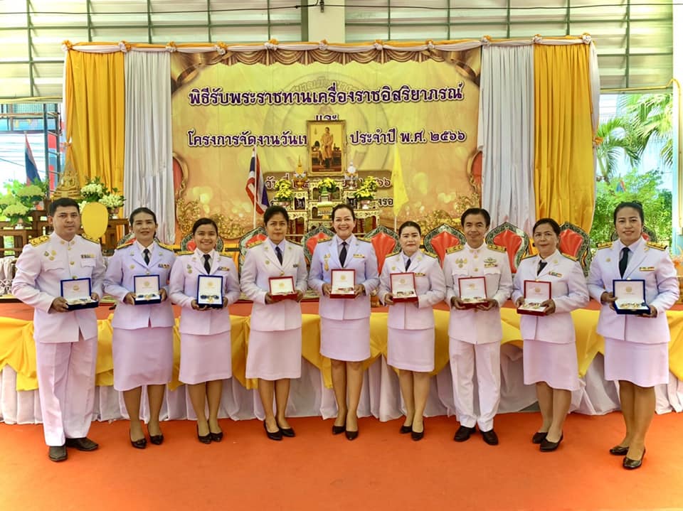 วันจันทร์ที่ 24 เมษายน พ.ศ. 2566  คณะผู้บริหารและคณะครู ร่วมพิธีรับพระราชทานเครื่องราชอิสริยาภรณ์  ณ อาคารโดมเทศบาลเมืองนางรอง